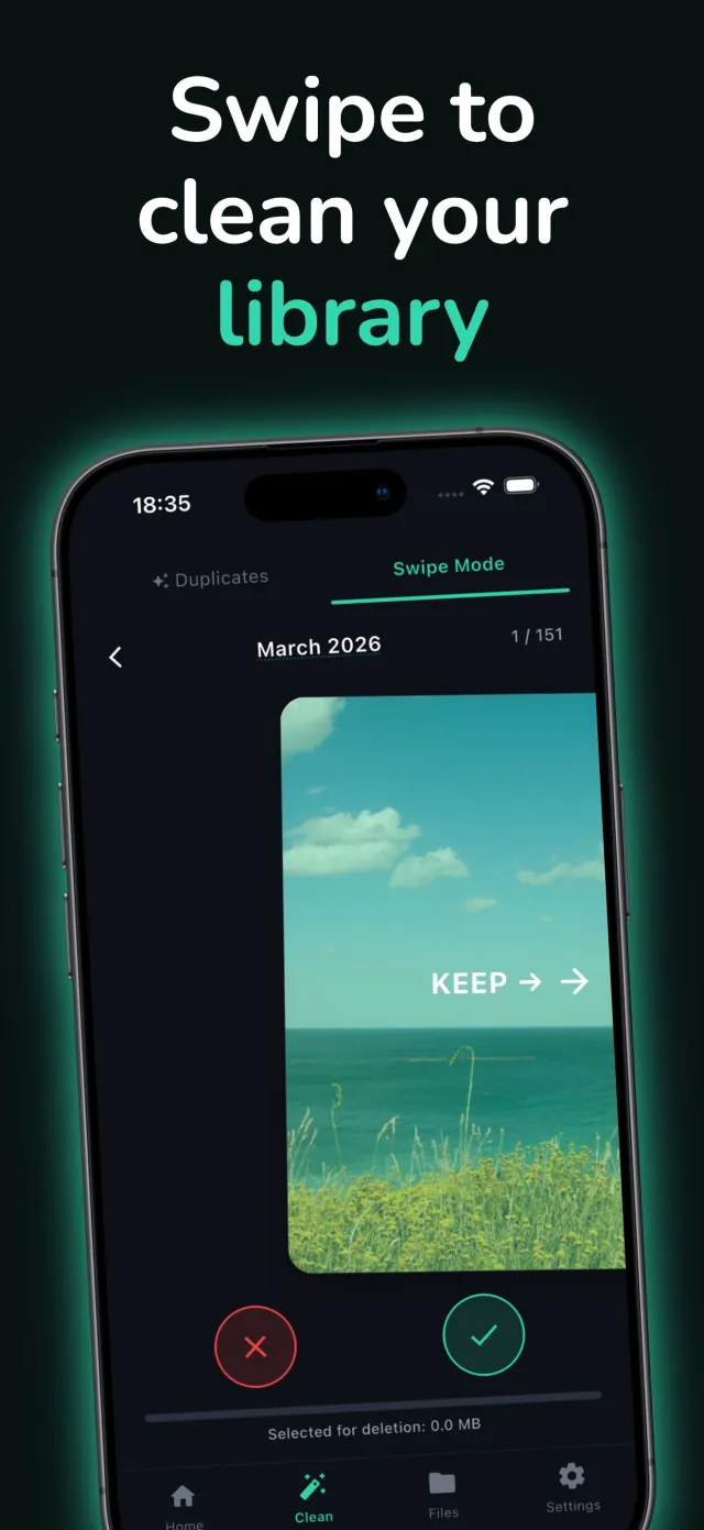 MemFree Swipe Mode showing a photo from the library with keep and delete buttons and a running selected for deletion total